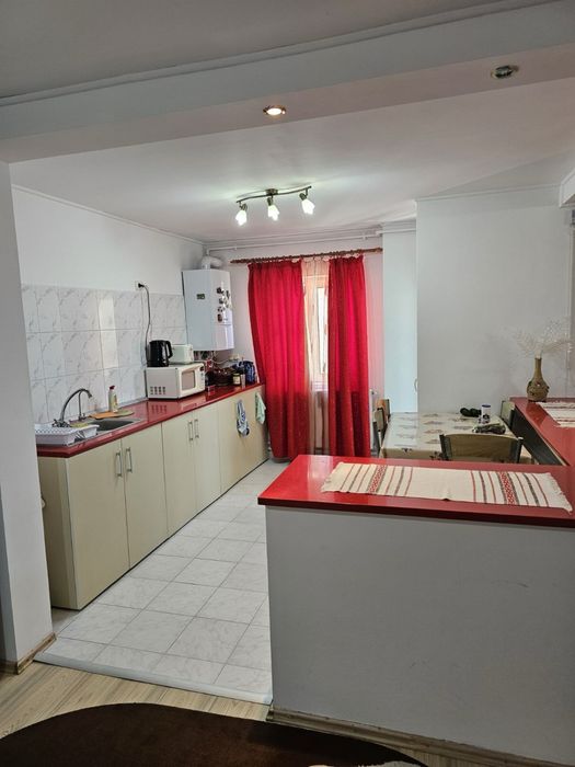 Inchiriez apartament cu 3 camere