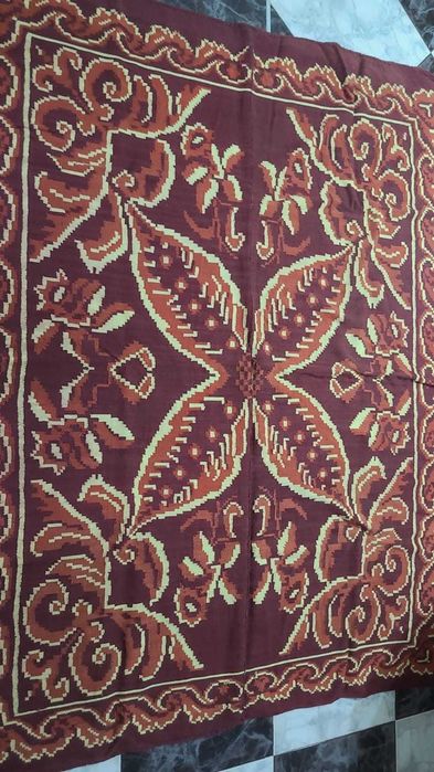 Covoare si fata masa lucrate manual de bunica mea.