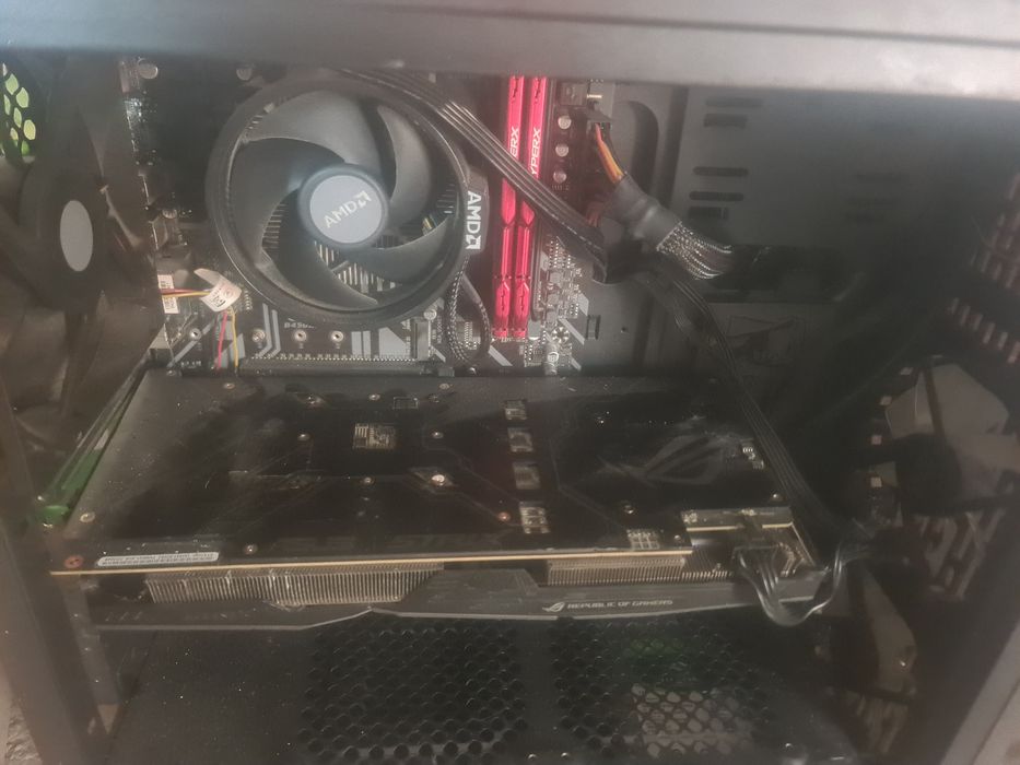 Vând calculator gaming cu Monitor gaming 144Hz include accesorii