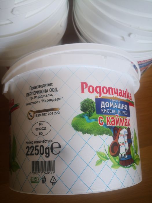 Пластмасови кофи от 2.25кг кисело мляко