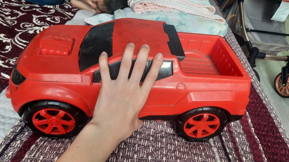 Продам машинки каждая по 2000