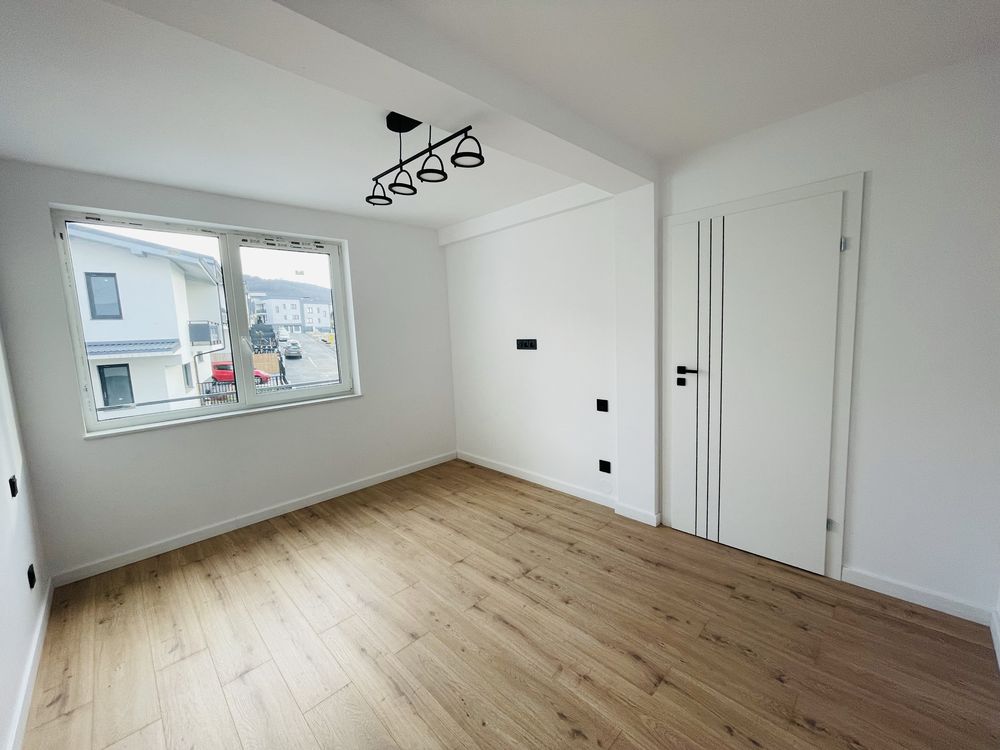 Casa tip triplex intr-un ansamblu rezidential, aproape de oras!
