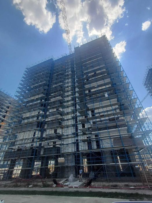 Inchiriem schela metalica de fatada