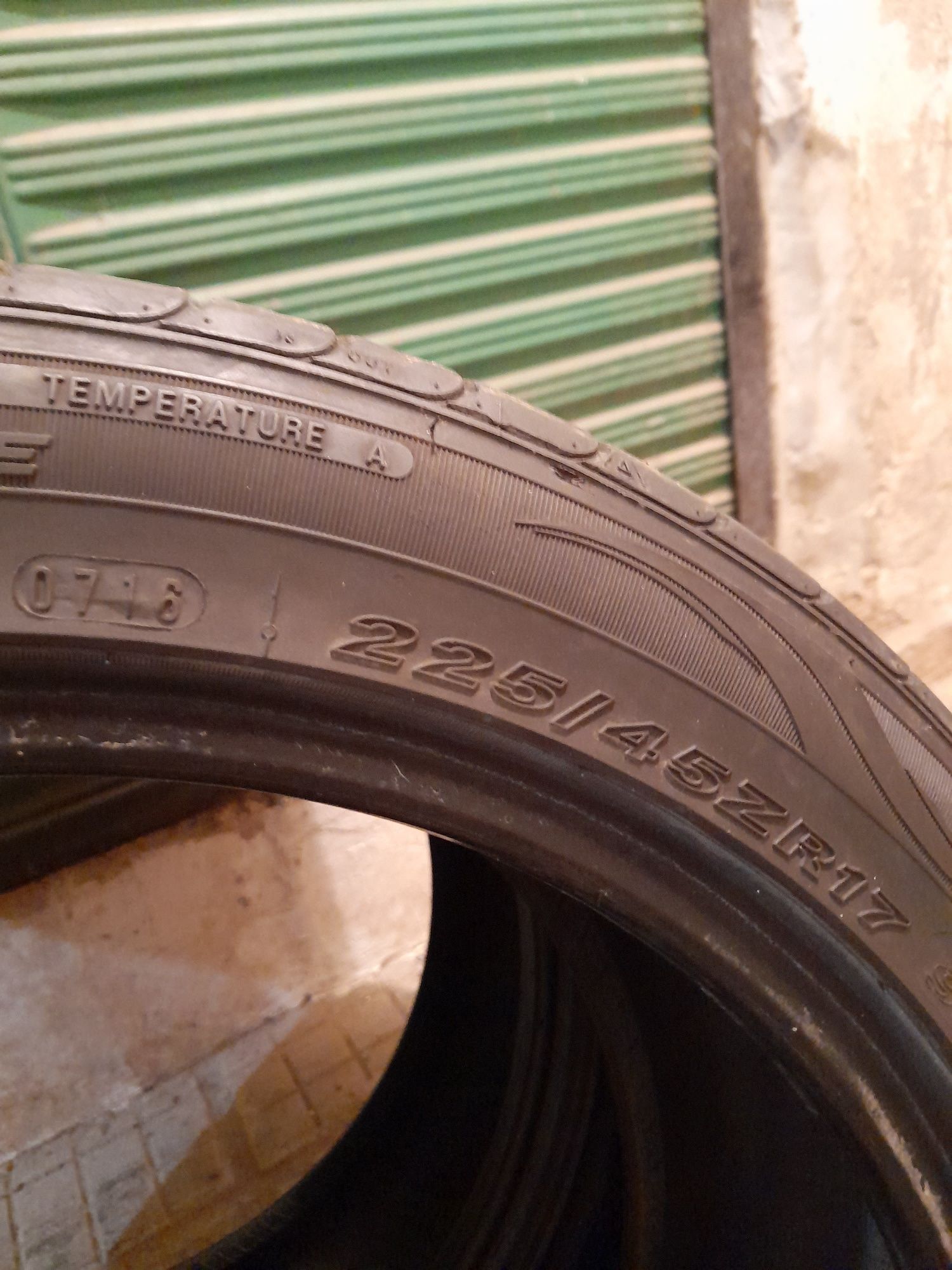 Продавам две летни гуми 225/45R17