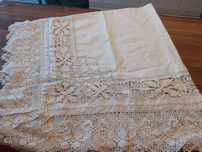 Față de masa cu broderie si dantela