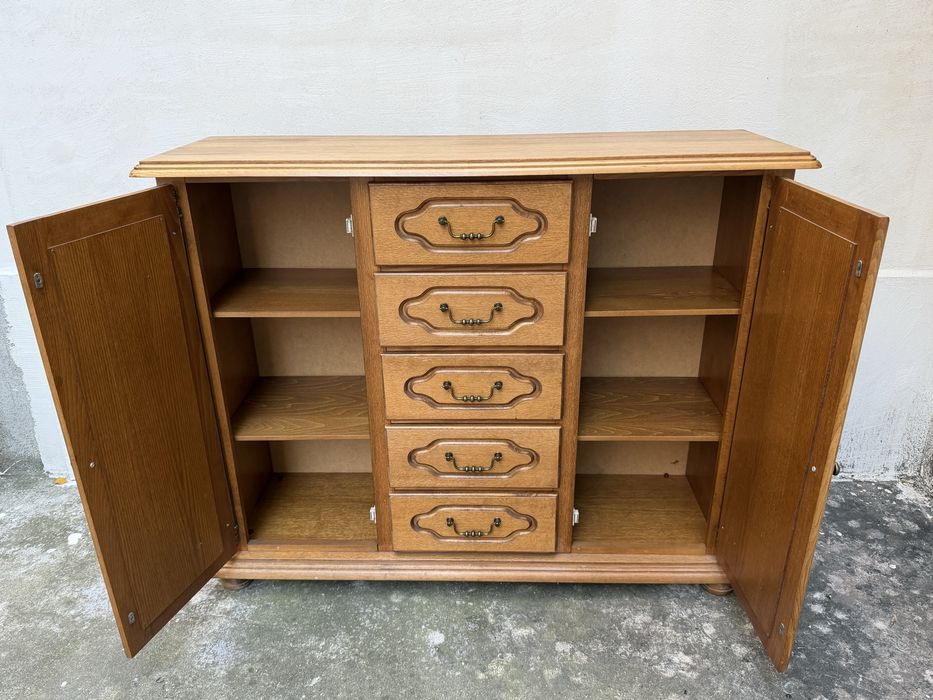 Скрин от масивно дърво с чекмеджета и рафтове