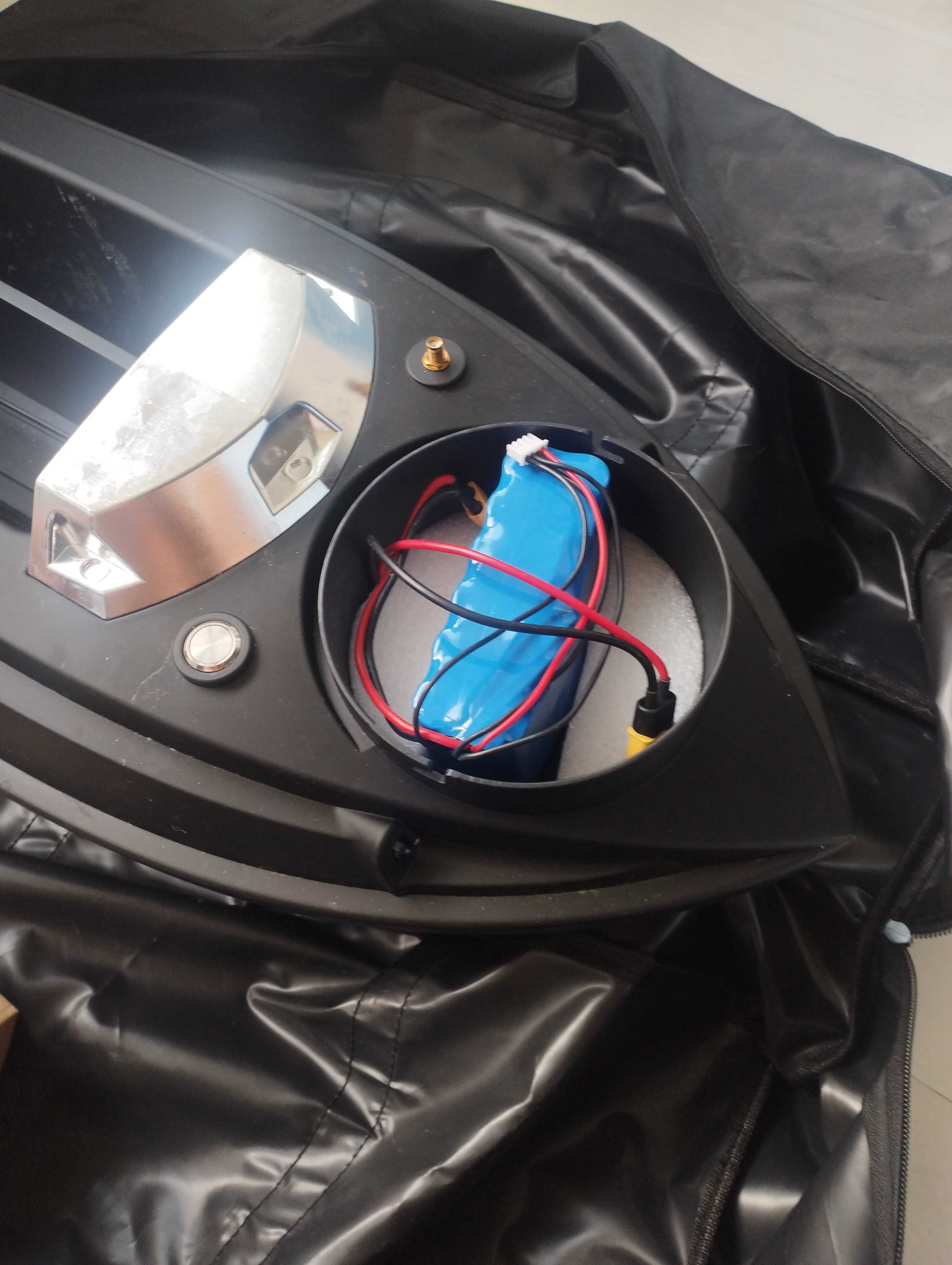 Лодка за захранка FlyTec V030 с GPS 180 точков