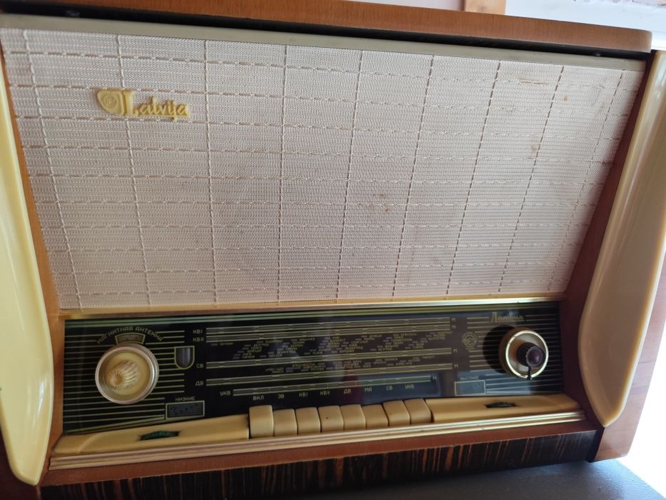 Radio Stassfurt, radio cu pick-up Latvija, trompeta, samovoar, lampa