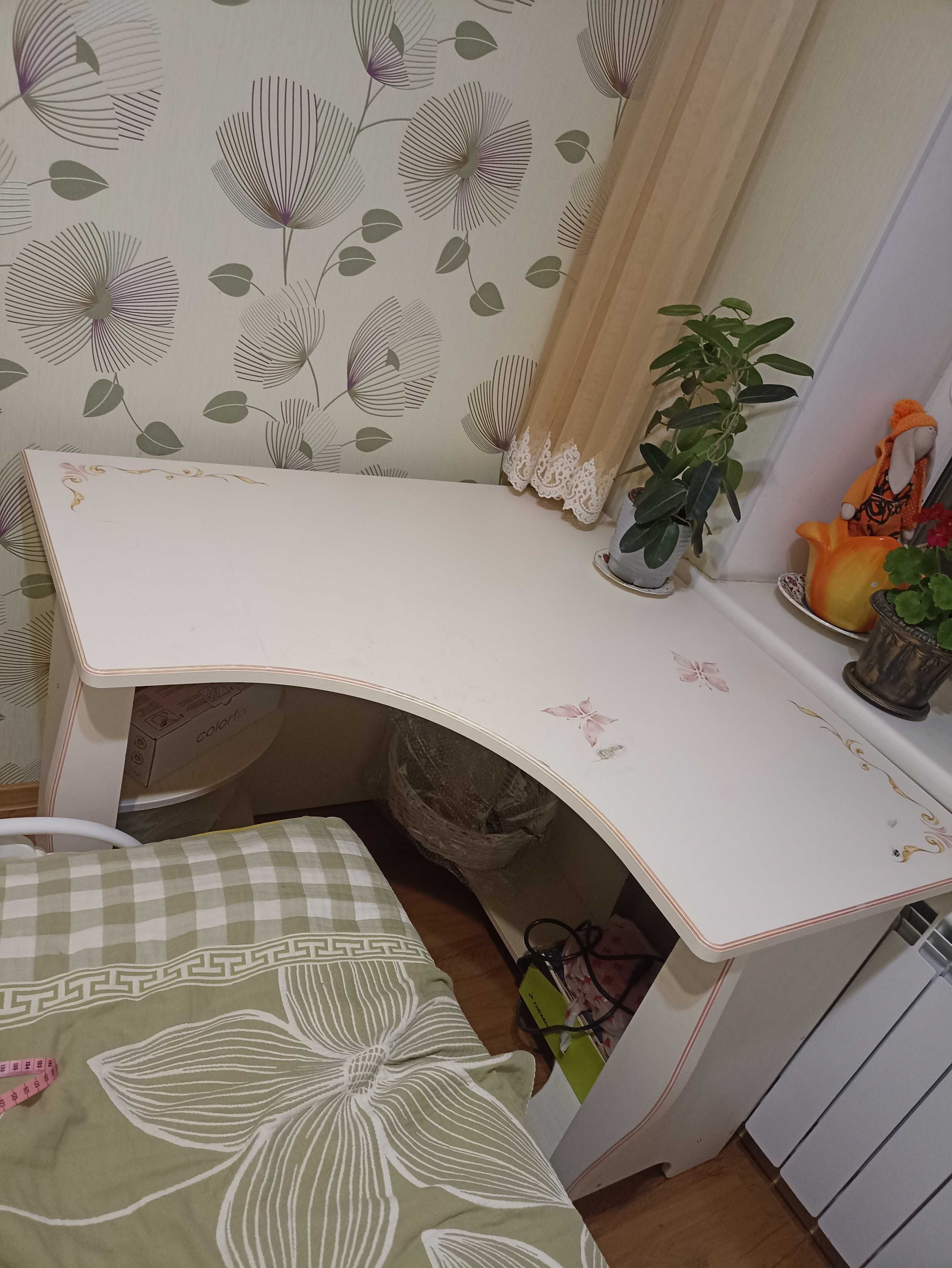 Стол для девочки