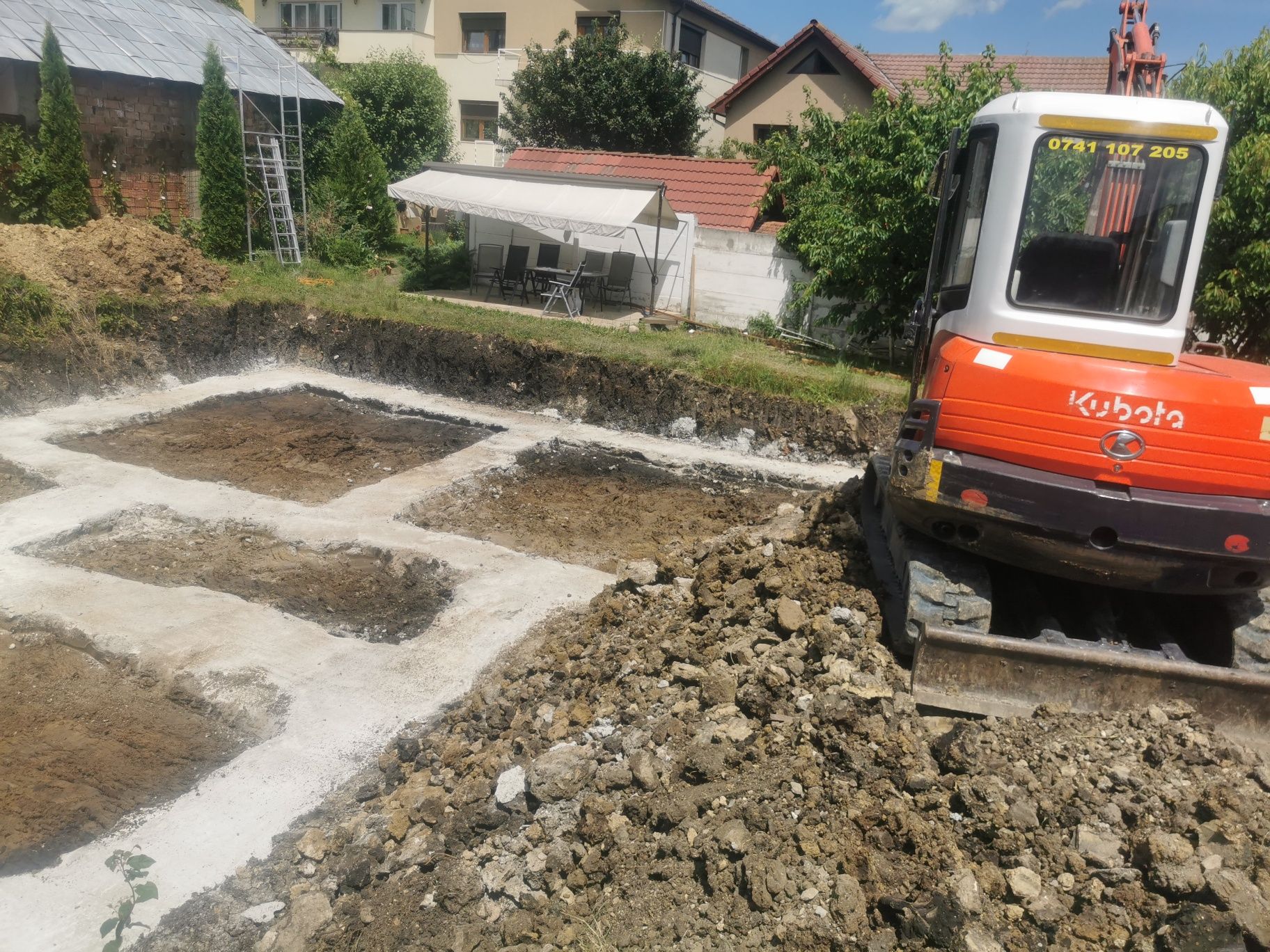 Inchiriez   miniexcavator cu picon dumper, excavator