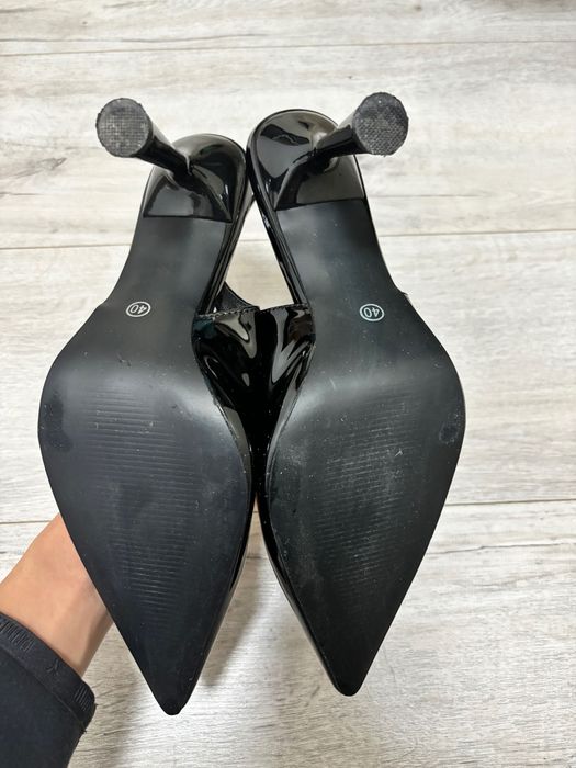 Дамски черни лачени токчета