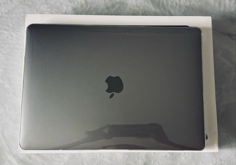 Продам macbook pro m2 8/256gb.