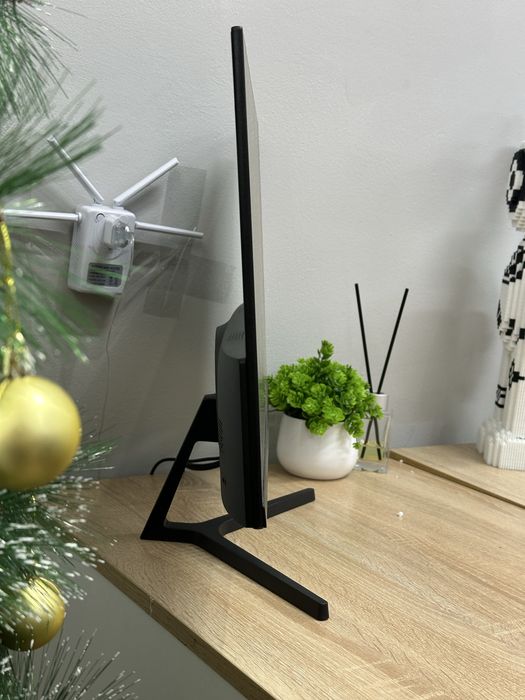 Монитор Xtreon 62 см диагональ