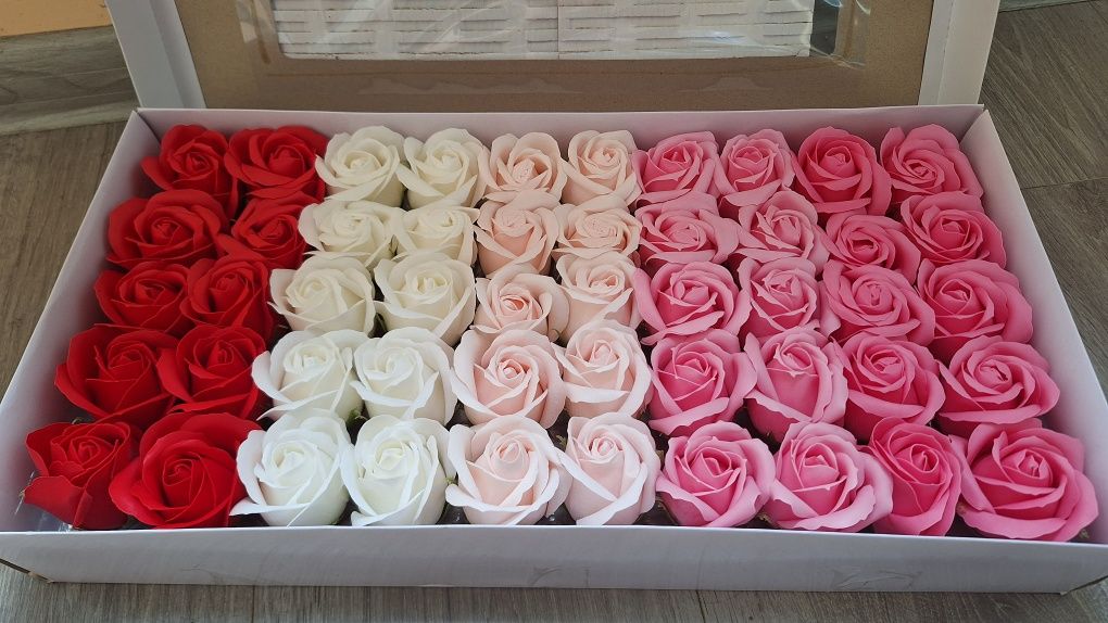 Кутия с 50 сапунени рози