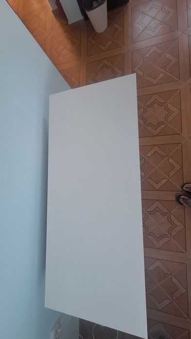 Бюро от ИКЕА с размери 140x60 см