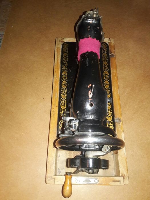 Машинка швейная ручная.Подольск.Без крышки.В рабочем состоянии.