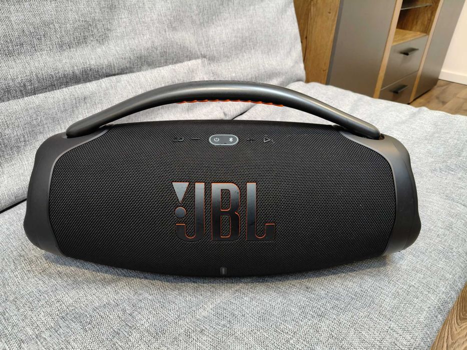 JBL Boombox 3  .
