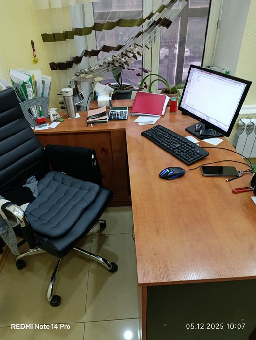 Столы и тумбочки для офиса в хорошем состоянии