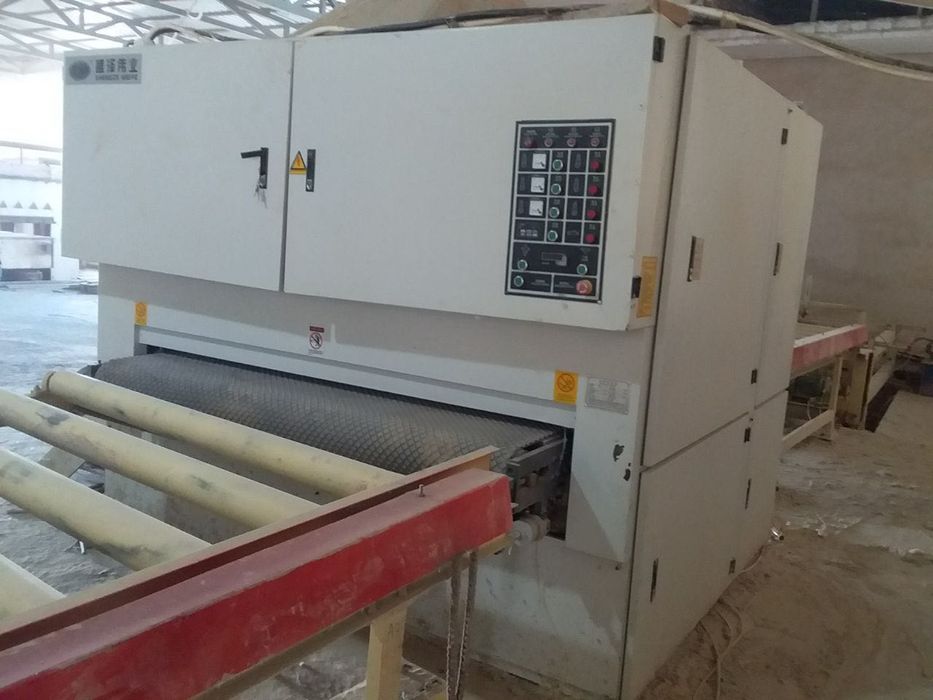 Шлифовально калибровальный станок шириной 1900 мм.