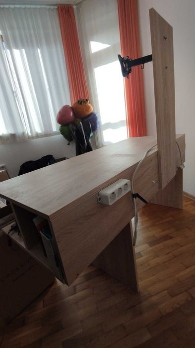 Бюро - работно за компютър с универсална стойка за монитор