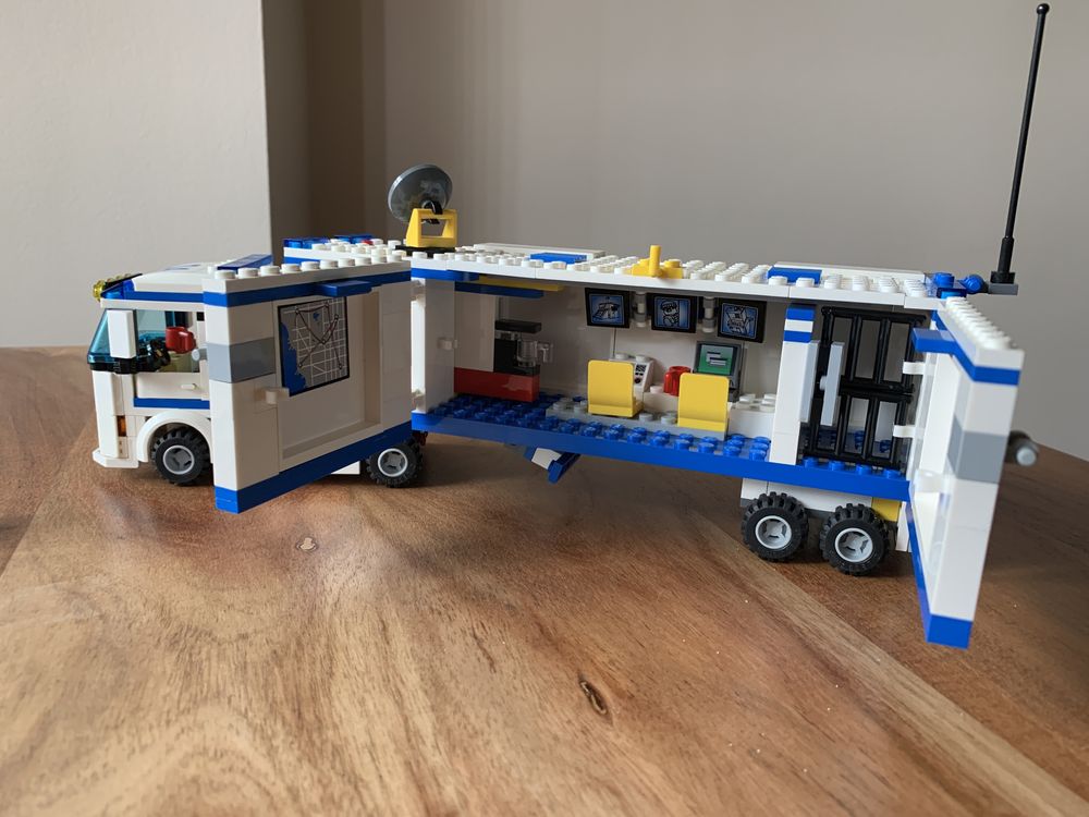 Lego City 60044 - Мобилен полицейски център