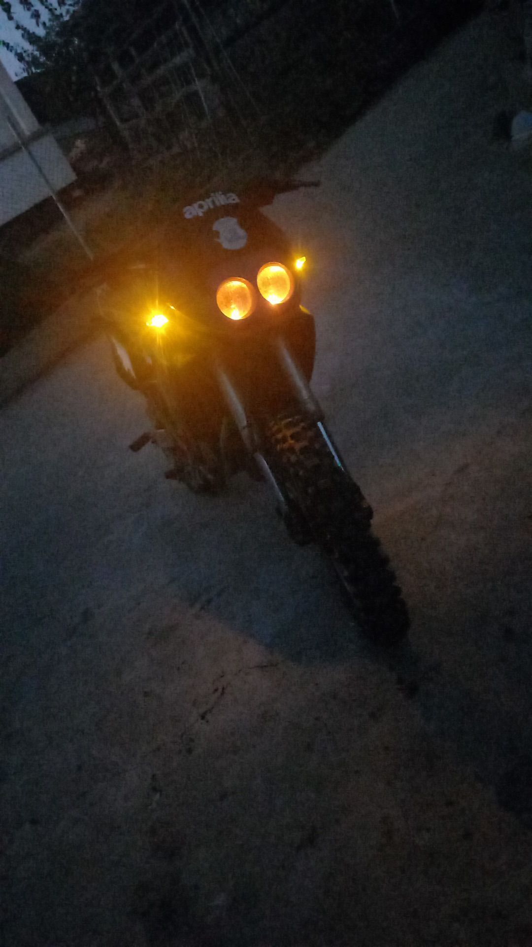 Aprilia 125 с дукоменти може и на части