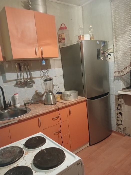 Здам двух комнатную, 1 этаж.80 000+ком.услуги.