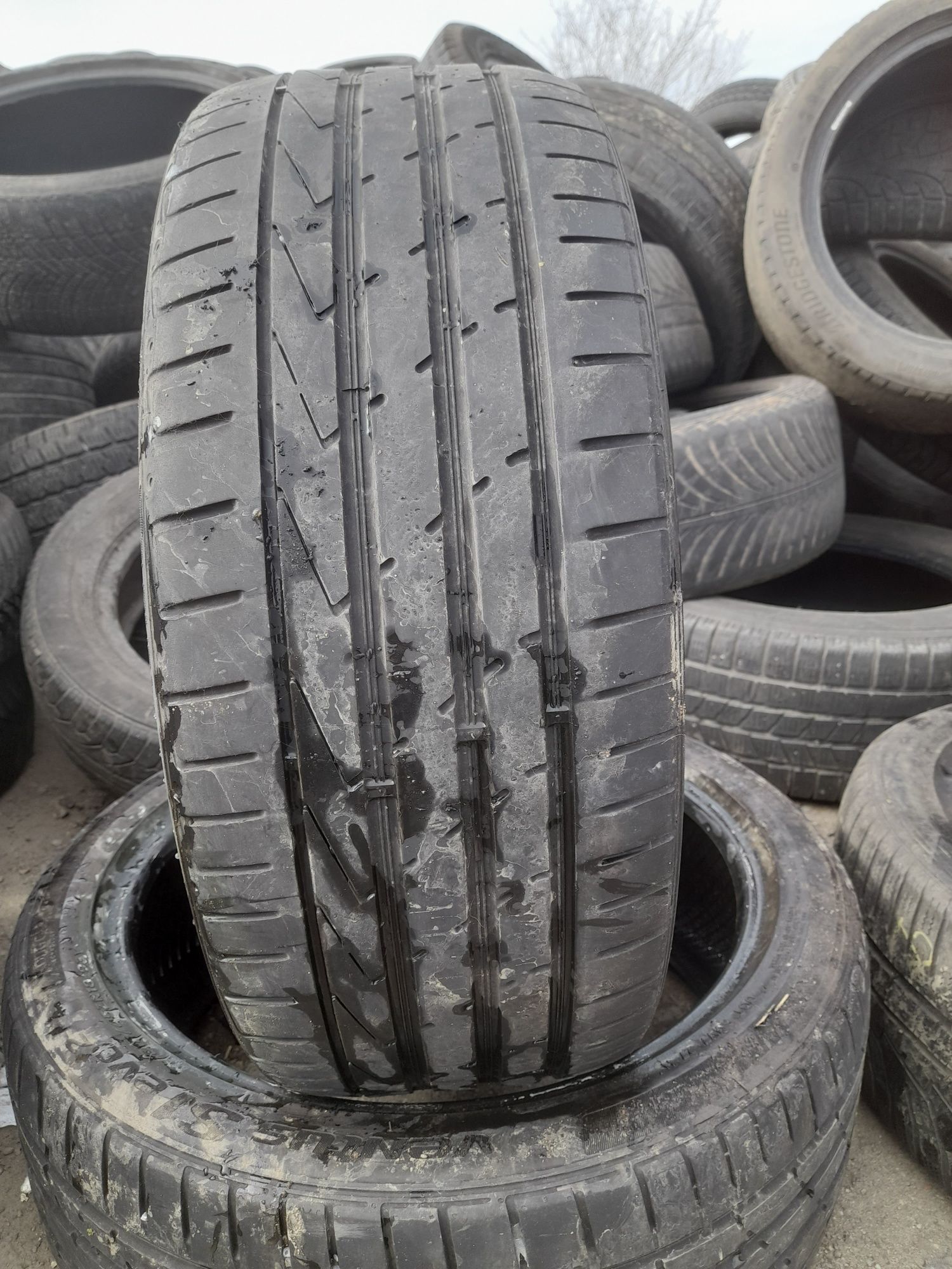 Vând 2 anvelope 215 45 18 hankook de vara