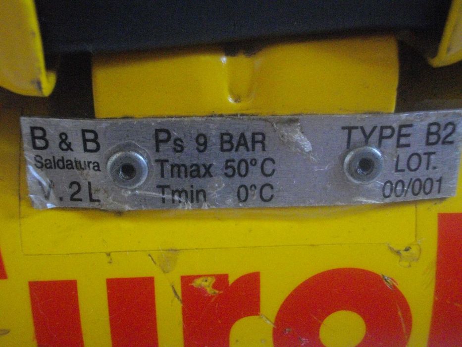 Малък  Безмаслен Бутален Компресор 2L-9bar 12Kg Scheider Euroline Hand