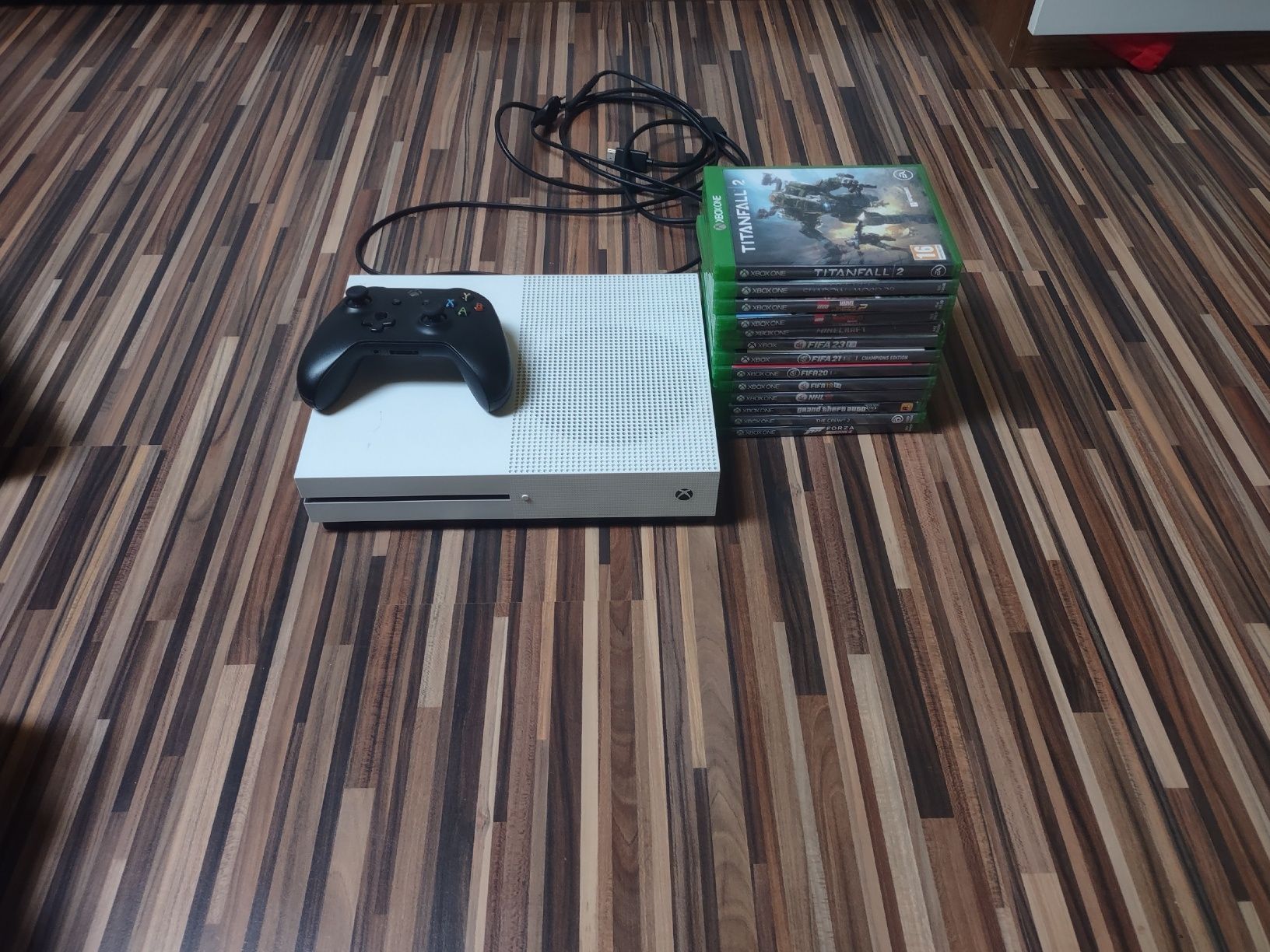 Xbox one s, controler Xbox one, plus 13 jocuri.