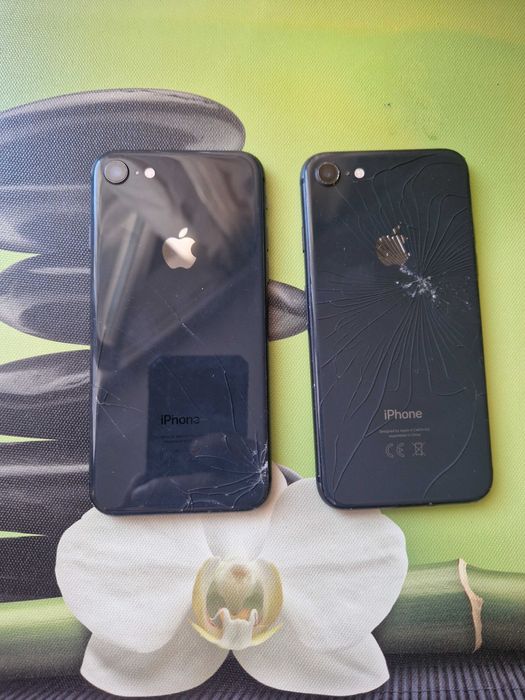 Ecran Iphone SE alb, negru și roșu