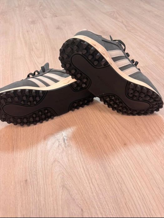 Adidasi Adidas 42 Nepurtati noi originali
