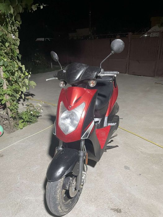 Vând scuter kymko 50 CC scuterul merge trage foarte bine merge bine