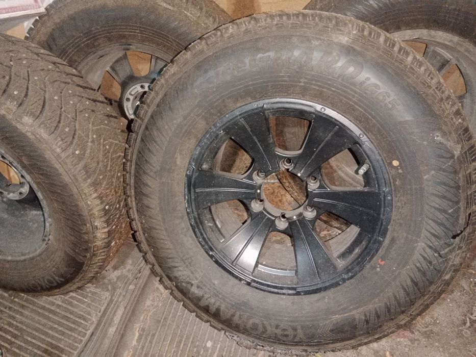 Продам шины с дисками на джип.