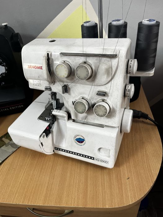 Оверлок в хорошем рабочем состоянии