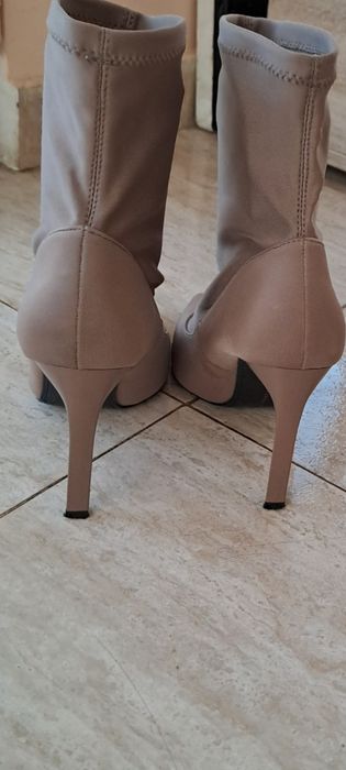 Vând botine superbe Zara nr 39,material elastic în partea de sus !