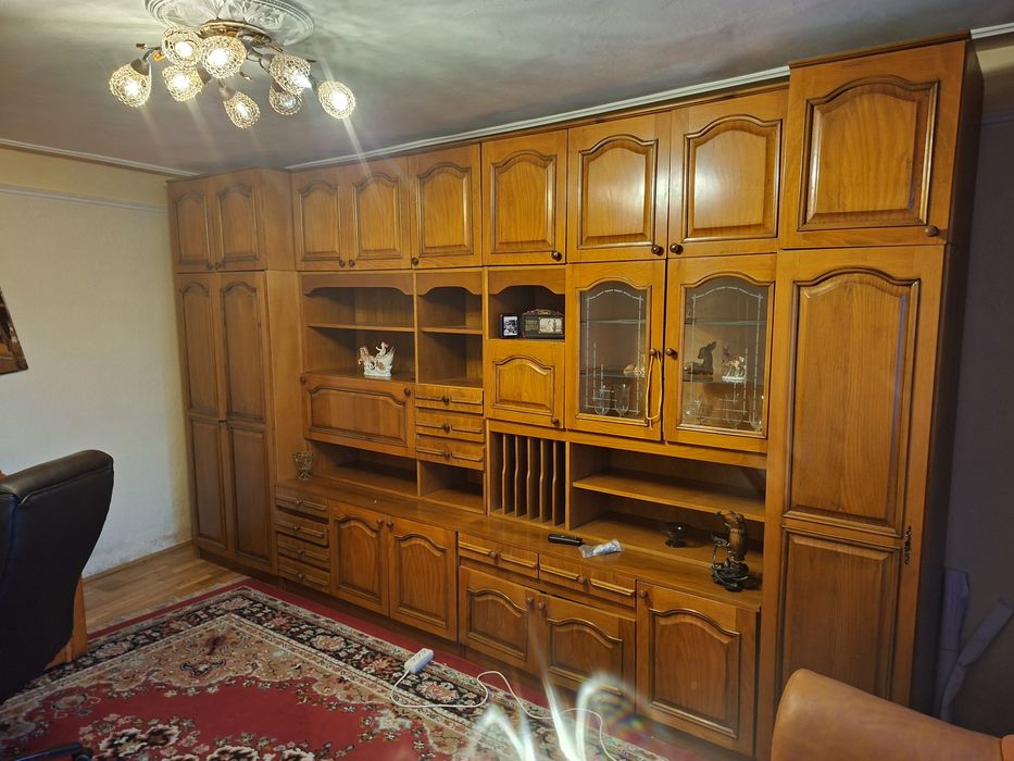 Mobila pentru sufragerie si canapea in stare foarte buna.