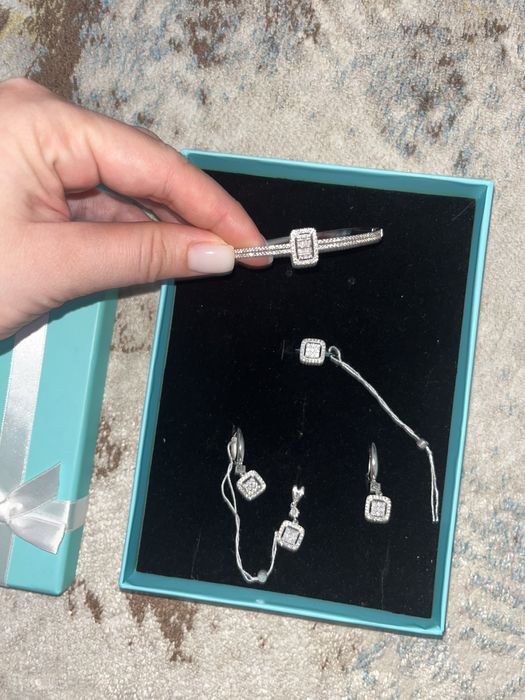 набор серебренных украшении