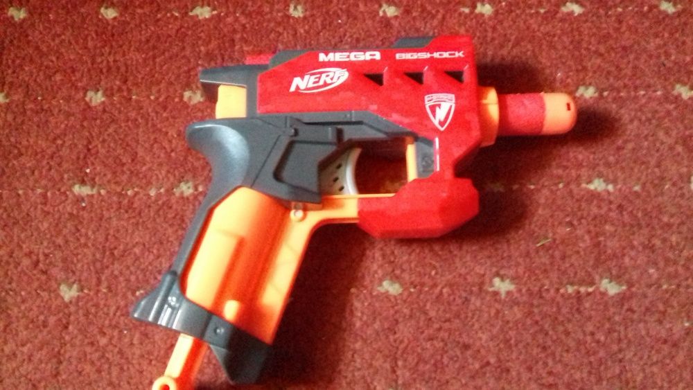 Vand pistol NERF Mega BigShock cu gloante din burete.