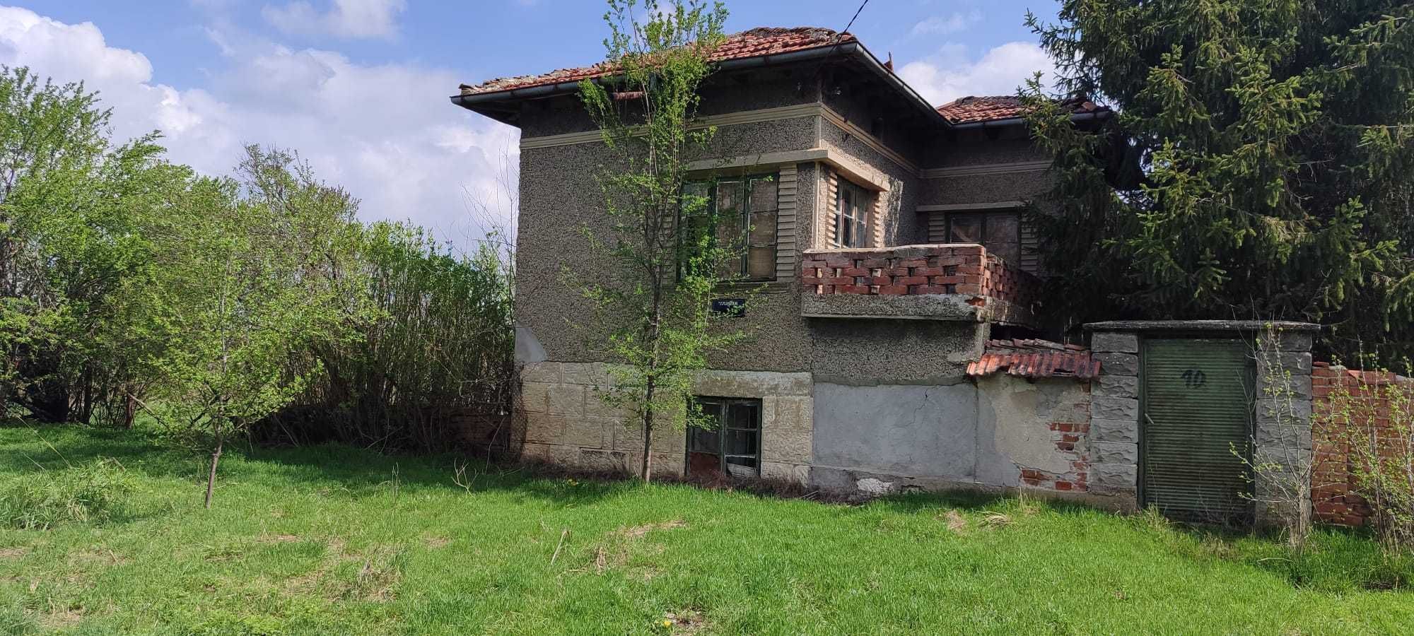 Къща с  дворно място 2000 м2в Ул Шар Планина 10  с. Борисово