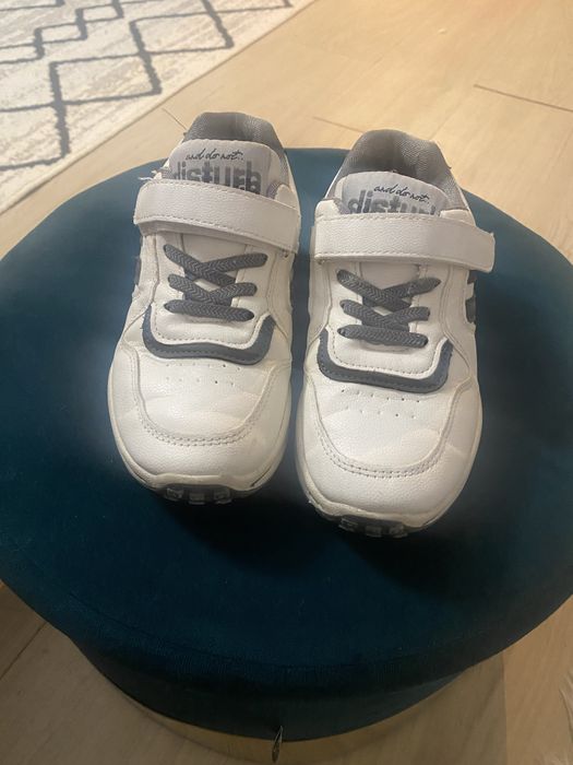 Vand adidasi marimea  33 la super pret