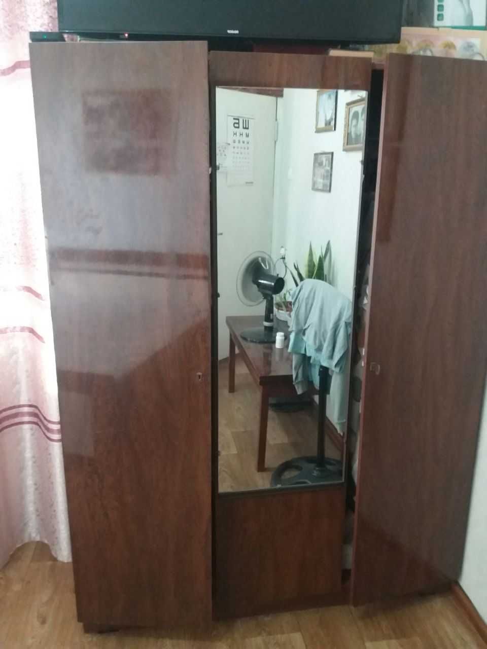 Удобный Шкаф для вещей 185*135Рабочий стол из проч-го дерева вподарок!