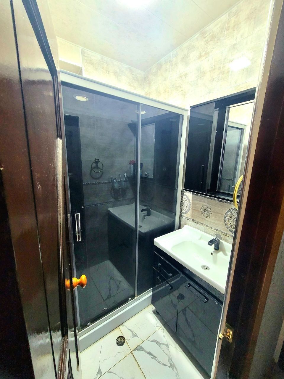 Продаётся 3х ком 1 этаж 3хонали кв сотилади барча жихозлари билан
