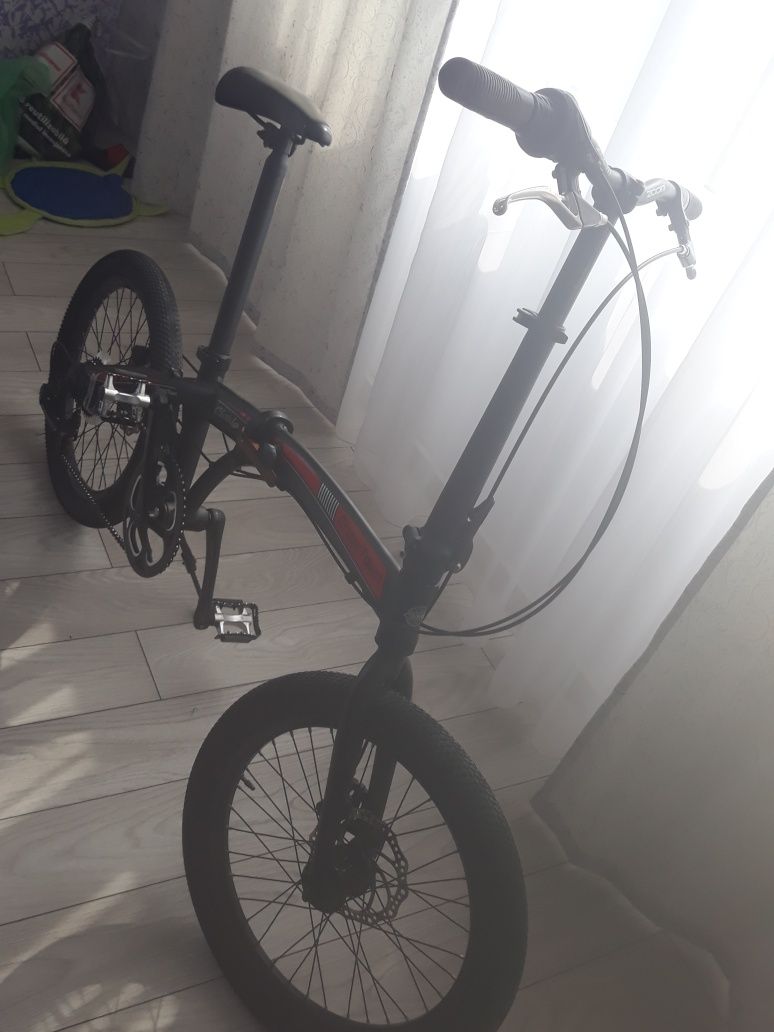 Vand bicicleta aproape noua