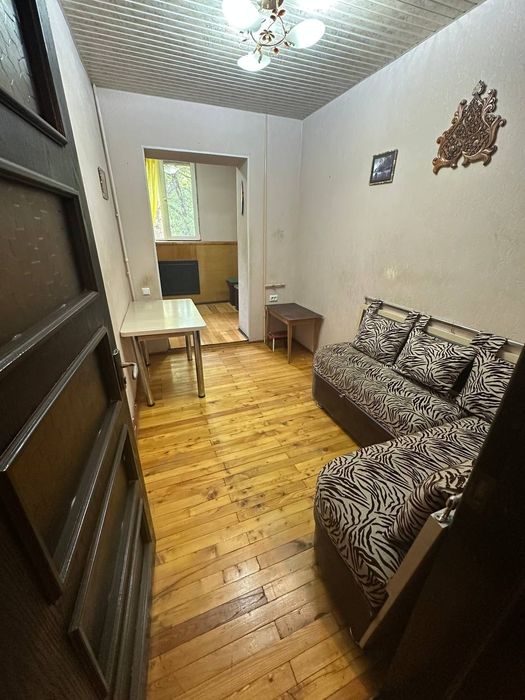 2-комнатная, у. Нукус (ориентир - посольство России)..