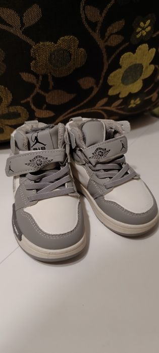 Продаются утепленые кроссовки