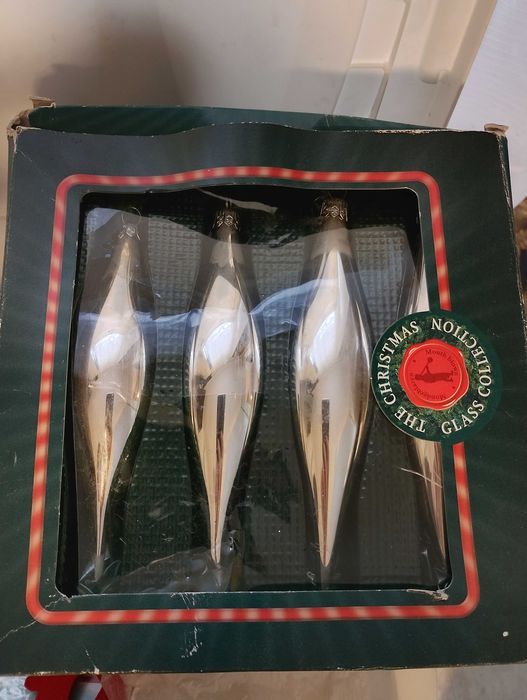 красиваКоледна декорация влакче и украса за елха