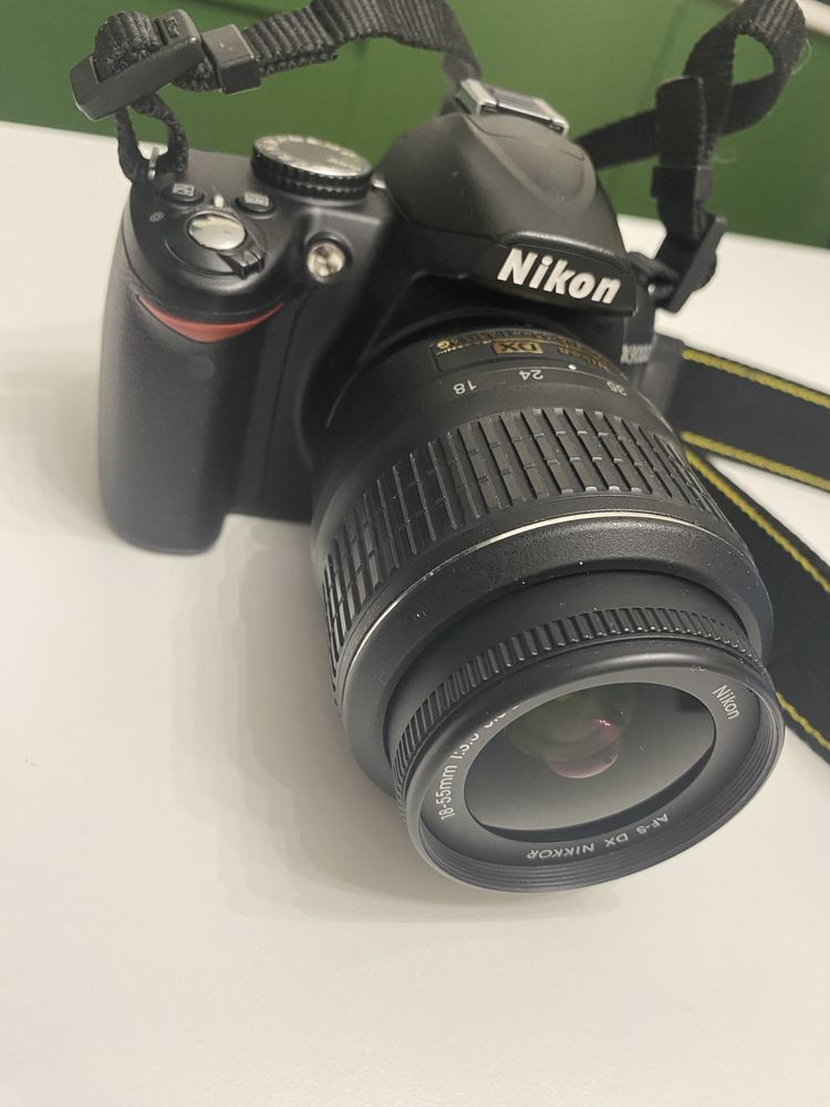 Nikon D3000 зеркалка