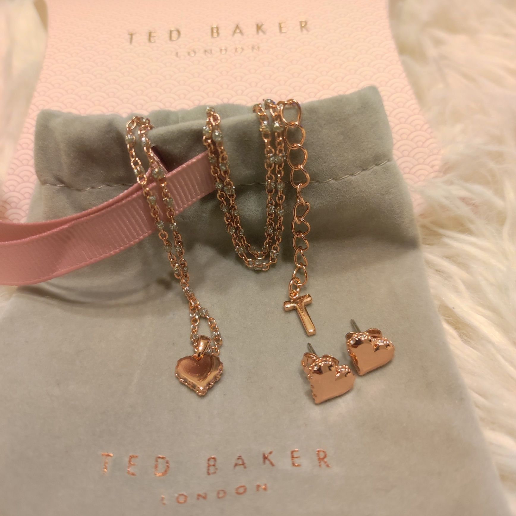 Комплект колие със сърце и обички сърце ,,,TED BAKER