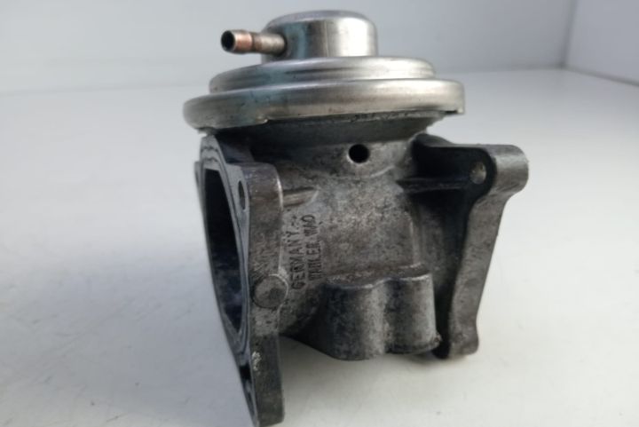 Supapa EGR  038129637D Volkswagen VW Jetta a 5-a generatie seria